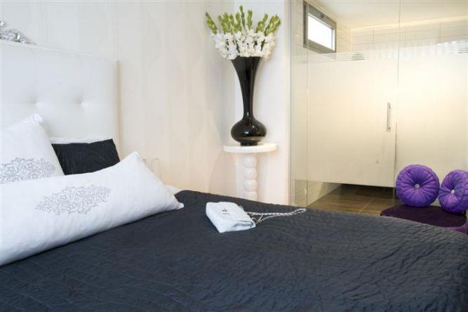 חדר שינה משולב מקלחון בעיצוב מרשים ויוקרתי של ג'ני דיין הוםסטיילינג