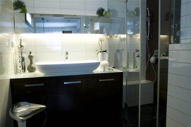חדר אמבט מעוצב עם הקפדה על פריטי ההום סטיילינג ותאורה נסתרת בעיצוב ותכנון של ג'ני דיין