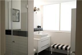 חדר אמבט מעוצב בקו מודרני בעיצוב ותכנון של ג'ני דיין