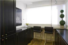 בר מודרני במטבח בדגש על הצבע השחור והיוקרתי בעיצוב ותכנון של ג'ני דיין