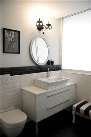 חדר אמבט מעוצב בשילוב קיר בריקים בגווני שחור ולבן למראה מושלם  בעיצוב ותכנון של ג'ני דיין