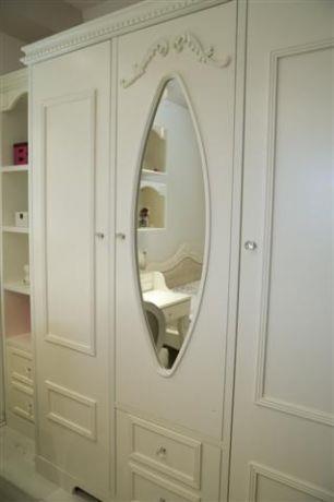 מראה מעוצבת בארון הממוקם בחדר ילדים בעיצוב ותכנון של ג'ני דיין