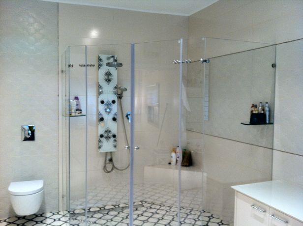 מקלחון מרווח מאוד בסוויטת הורים בהשראת ספא בבית מלון