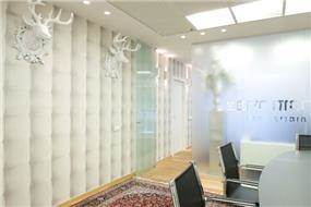 חדר ישיבות מעוצב עם טפט קיר ואביזרים להשלמת המראה העיצובי בעיצוב ותכנון של ג'ני דיין