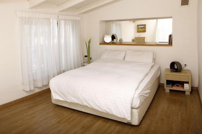 חדר שינה בהיר בסגנון כפרי בתכנון זוהר רוזנפלד 