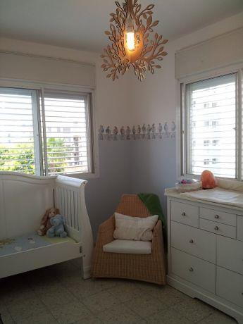 עיצוב ייחודי לחדר ילדים ותינוקות, הכולל שימוש במדבקות קיר כבורדר. עיצוב חדשני ע"י MikMik Design - מיקה אלטר.
