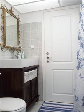 מראה ושידה עתיקה שהותאמו לחדר אמבטיה עם תקרה מוארת . עיצוב ע"י MikMik Design - מיקה אלטר