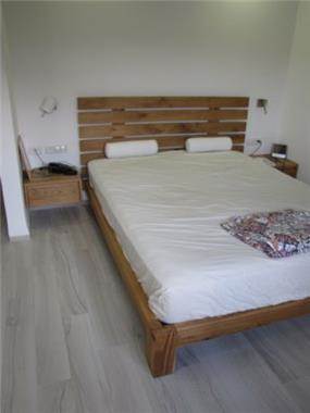 חדר שינה, שילוב מיטה מעץ אלון עם ריהוט נוסף בשלייף לק לבן. לול עיצובים