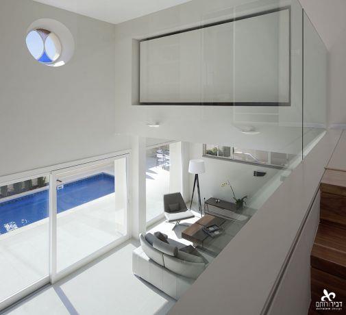 חלל כפול בסלון עם מבטים לקומת החדרים, דביר-רותם Design 