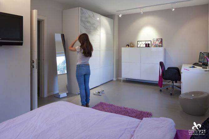 חדר שינה לנערה במראה נקי רטרו בעיצוב דביר-רותם Design
