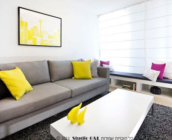 עיצוב מרשים לחדר מגורים בדגש על גווני אפור, צהוב ופוקסיה. סטודיו G&L
