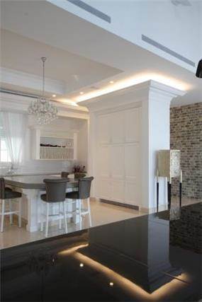 מבט מן הסלון אל המטבח הקלאסי והמרשים, בעיצובו של HM מושיק חדידה-אדריכלות ועיצוב פנים
