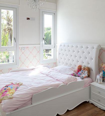 חדר ילדים מרשים בעיצוב קלאסי וייחודי, בגווני לבן וורוד עדינים ומרגיעים. HM מושיק חדידה-אדריכלות ועיצוב פנים
