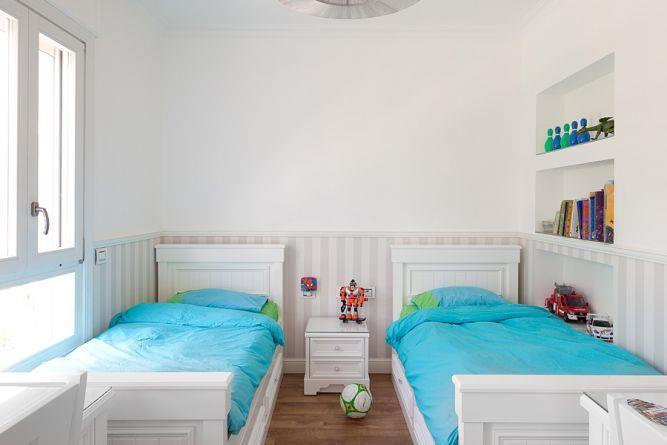 עיצוב חדר ילדים בסגנון מודרני, מראה נקי בגווני לבן ונגיעות צבעוניות קלות. HM מושיק חדידה-אדריכלות ועיצוב פנים
