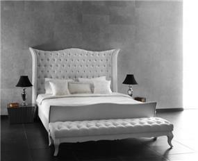 מיטה מלכותית בעלת לוח מיטה גבוה ומרופד