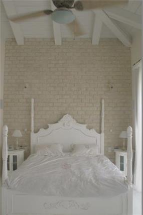חדר שינה לבן בעיצוב שירלי דן