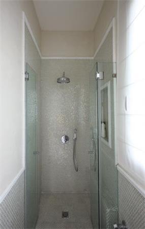 מקלחון בחדר אמבטיה, עיצוב: שירלי דן