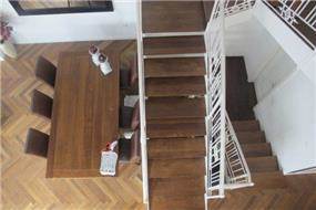 מדרגות בבית בשרון, בעיצובה של שירלי דן