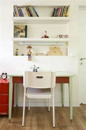 שולחן כתיבה ומדפים, חדר של בן. עיצוב אורלי אביטל