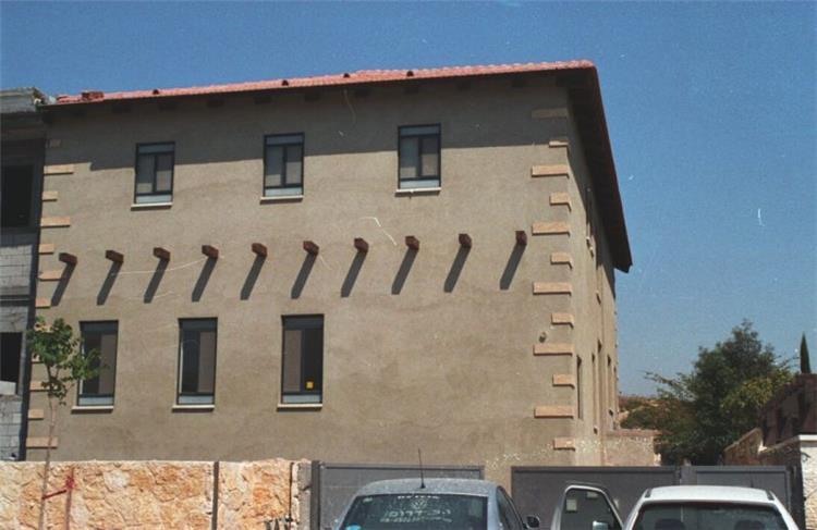 חזית בית פרטי דו קומתי גבוה עם גג רעפים - כץ ברקן סיגל