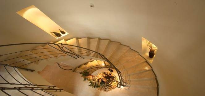 מדרגות מעוקלות עם נישות גבס - אורנה גבעון - אדריכלות ועיצוב פנים