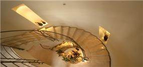מדרגות מעוקלות עם נישות גבס - אורנה גבעון - אדריכלות ועיצוב פנים