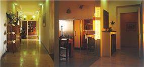 מטבח וכניסה לבית בסגנון כפרי בצבעים חמים - אורנה גבעון - אדריכלות ועיצוב פנים