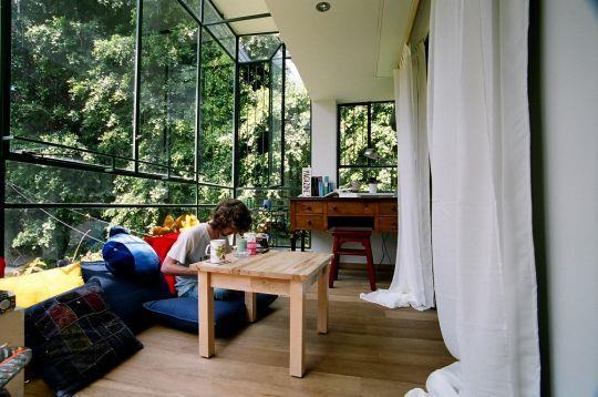 מרפסת שמש עם וטרינות בסגנון ישיבה נמוך - אורלי ערן, אדריכלות ועיצוב פנים