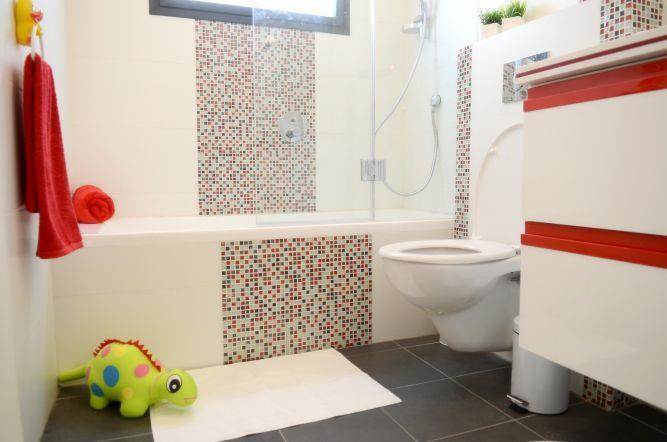 חדר אמבטיה לילדים בעיצוב: Gilad Interior Design