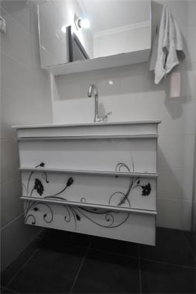 חדר אמבטיה במיני פנטהאוז בעיצובה של חלימה שעיב