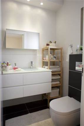 חדר אמבטיה פונקציונאלי ונקי בעיצוב מירב שלום