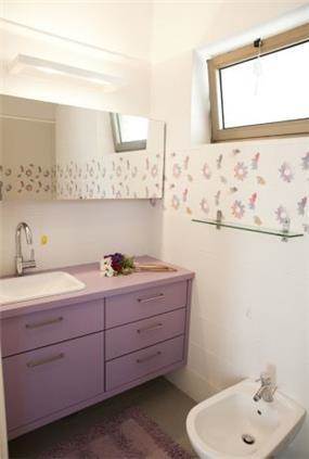 חדר אמבטיה סגול בבת ים-עיצוב ליאת הראל