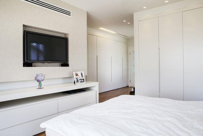 חדר שינה לבן בעיצובה של אלקה רימר