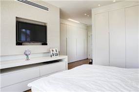 חדר שינה לבן בעיצובה של אלקה רימר