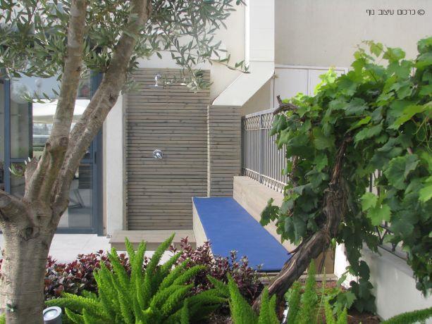 מקלחת חיצונית בדירת גג בתל אביב, בעיצוב כרכום עיצוב נוף בע"מ