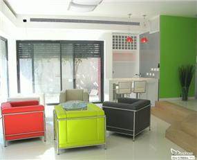 חלל סלון מודרני בצבעים, בעיצוב סטודיו מורפוז