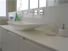 חדר אמבטיה לבן - אטלס+דרור- סטודיו לאדריכלות ועיצוב