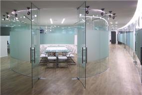 חדר ישיבות הבנוי בצורת אליפסה מזכוכית, טלי מאיר פיק