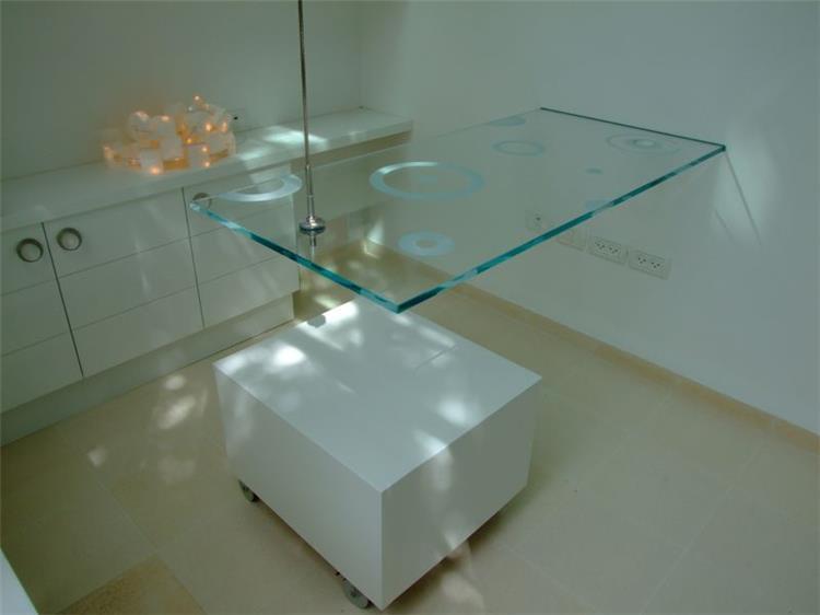 שולחן זכוכית במשרד - אסנת ברוקמן-אדריכלית