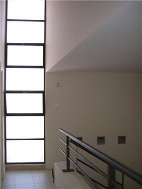 מסדרון וחלון גדול - אסנת ברוקמן-אדריכלית
