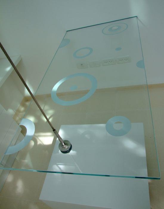 שולחן עבודה מזכוכית והדפס - אסנת ברוקמן-אדריכלית