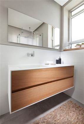 חדר מקלחת מודרני, מיטל צימבר
