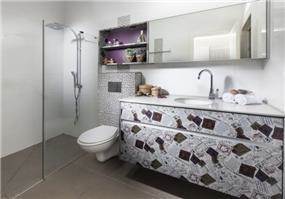 חדר אמבטיה מיוחד עם צבעוניות מדליקה, מיטל צימבר