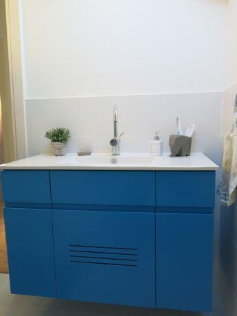 ארון אמבטיה כחול, קרן אילן אדריכלות ועיצוב בתים