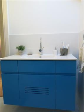 ארון אמבטיה כחול, קרן אילן אדריכלות ועיצוב בתים