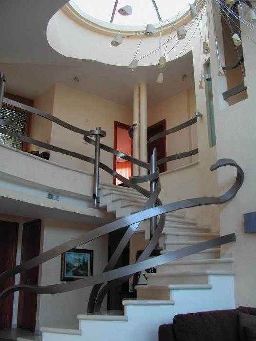 חלל מדרגות יצירתי - אדריכלית אביבה רוטביין