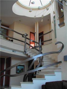חלל מדרגות יצירתי - אדריכלית אביבה רוטביין