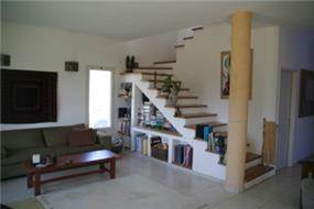 חדר מדרגות וסלון, מושב כנף, רמת הגולן - צור פורת אדריכלות ועיצוב
