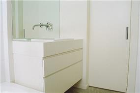 חדר שירותים מעוצב בסגנון נקי- תעוז אדריכלות ועיצוב פנים