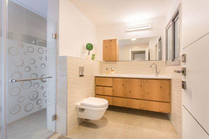 מקלחת בדירה ברחובות- ענבל קרקו, עיצוב פנים ופנג שואי